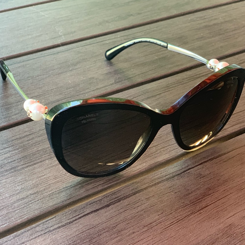 CHANEL| pearl CC sunnies